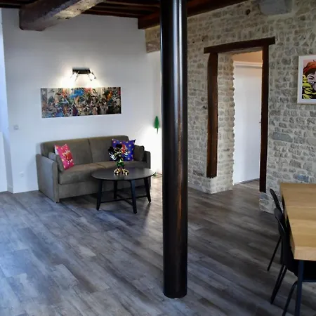 Les Marais Omaha Apartment