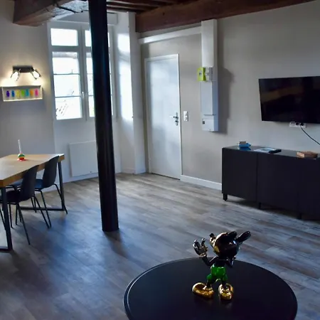 Les Marais Omaha Apartment *
