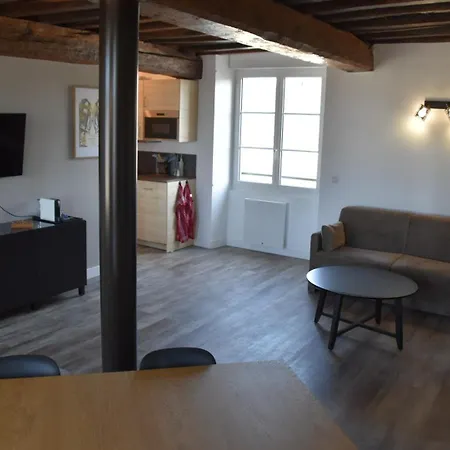 Les Marais Omaha Apartment