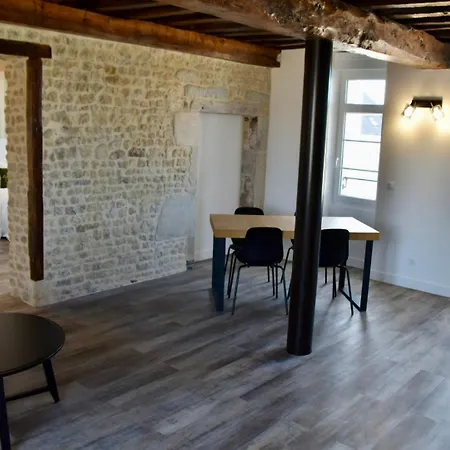 Les Marais Omaha Apartment